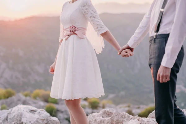 Luna de miel boda pareja viajar al atardecer —  Fotos de Stock