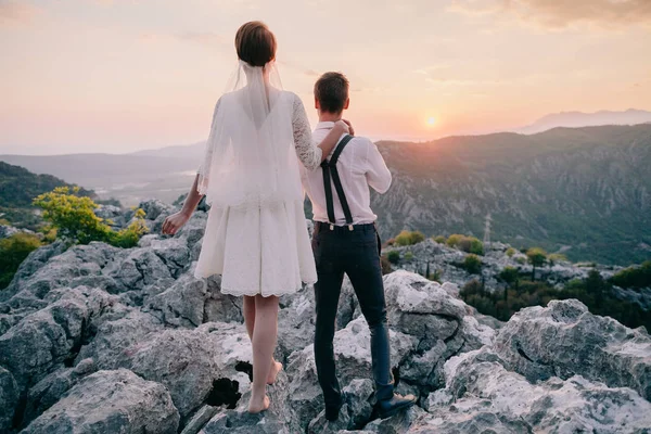 Huwelijksreis, bruiloft paar reizen bij zonsondergang — Stockfoto