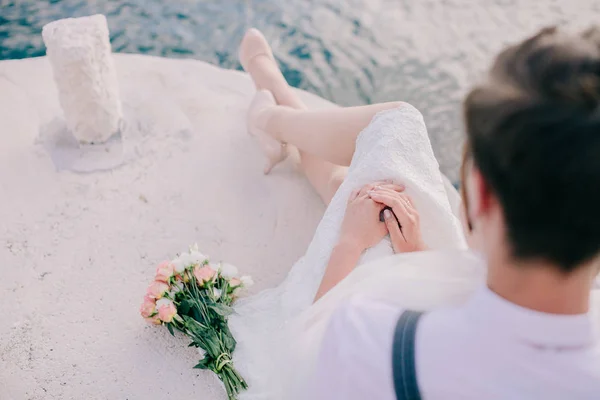 Çift seyahat deniz tarafında düğün balayı — Stok fotoğraf