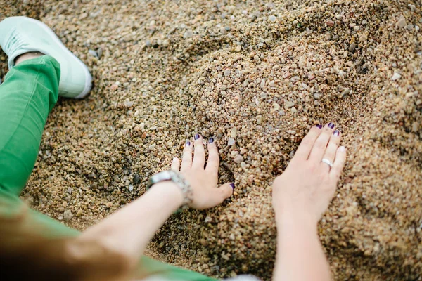 Vrouw tekenen van een hart in het zand — Stockfoto