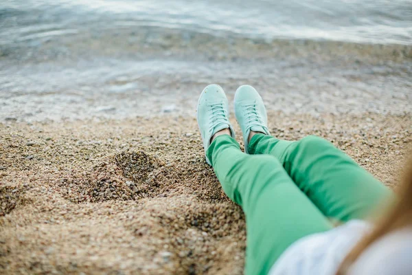 Mulher em calças verdes na praia — Fotografia de Stock