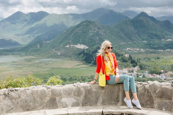 Gadis pirang melakukan perjalanan di pegunungan — Stok Foto