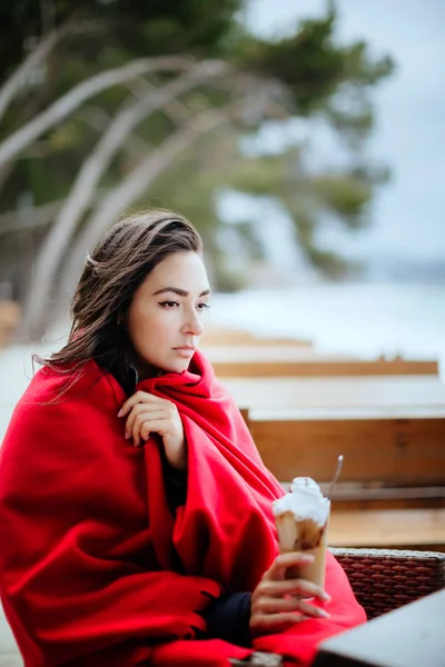 Vrouw drankje ijs koffie op strand — Stockfoto
