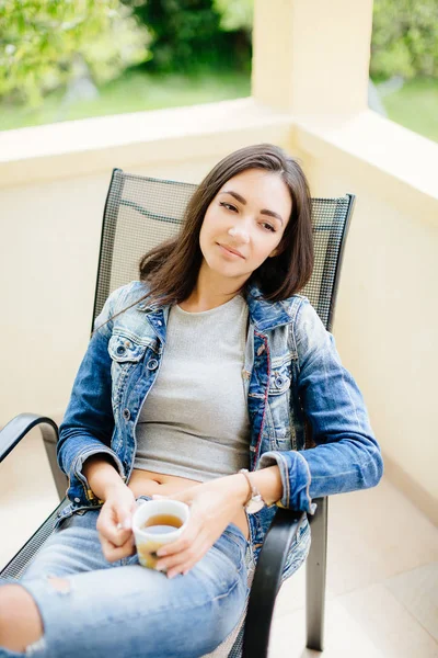 Vrouw ontspannen op terras of theedrinkt — Stockfoto