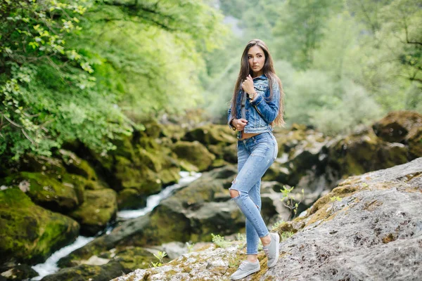 Femme aux cheveux longs posant dans les montagnes — Photo