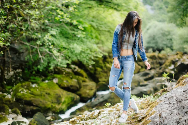 Dağlarda poz kadın — Stok fotoğraf