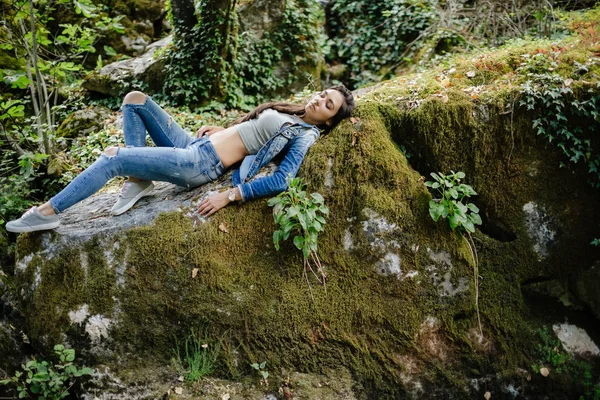 Kadın sakin ol orman ormanda — Stok fotoğraf