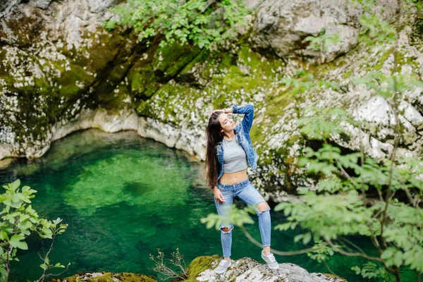 Wanita melakukan perjalanan di gunung sungai eco turis — Stok Foto