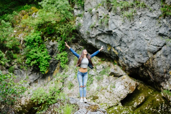 Жінка подорожує в гірській річці еко турист — стокове фото