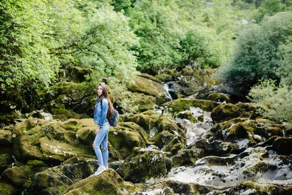 Femme avec sac à dos Voyage rivière de montagne — Photo