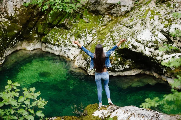 Femme avec sac à dos Voyage rivière de montagne — Photo