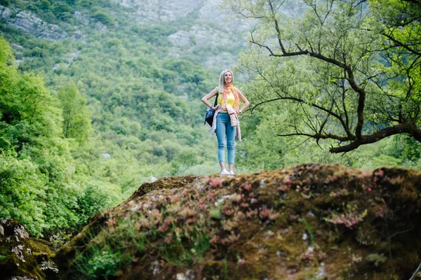 Sırt çantası seyahat dağ nehir kadınla — Stok fotoğraf