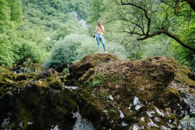 sırt çantası seyahat dağ nehir kadınla