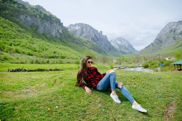 Kadın moda sakin ol, dağlarında — Stok fotoğraf