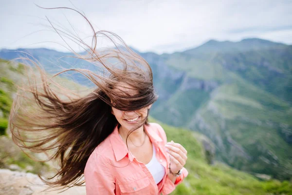 Cheveux soufflant dans le vent — Photo