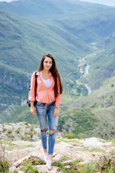 Mulher alegre viajar montanhas com mochila — Fotografia de Stock