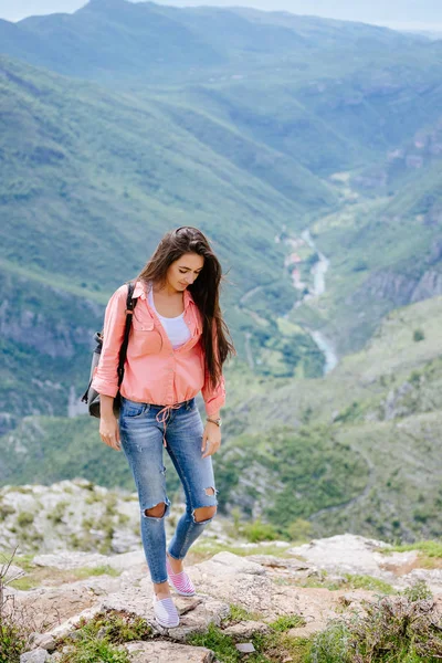 ผู้หญิงมีความสุขเดินทางภูเขาพร้อมกระเป๋าเป้สะพายหลัง — ภาพถ่ายสต็อก