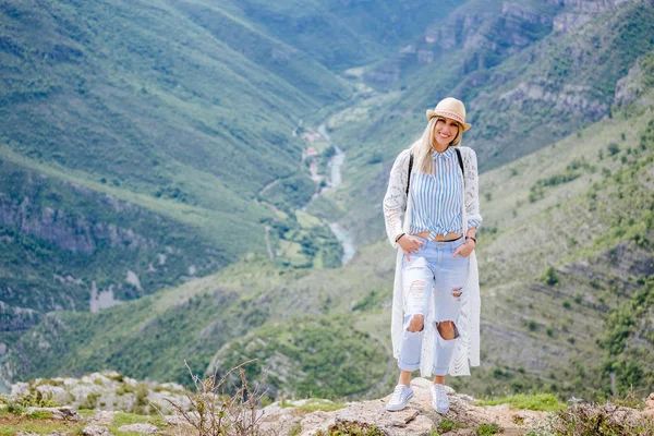Vrolijke vrouw reizen bergen — Stockfoto