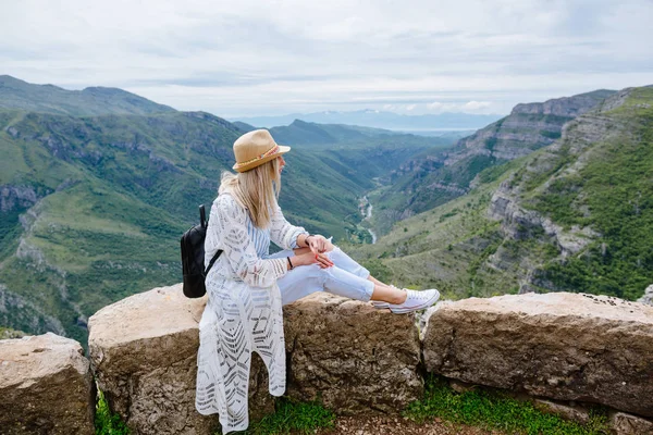 Neşeli kadın seyahat dağlar — Stok fotoğraf
