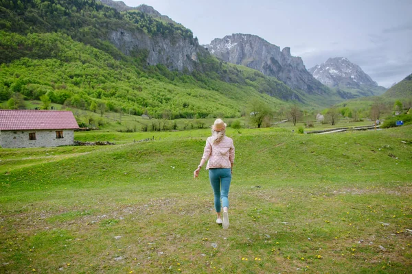 Neşeli kadın seyahat dağlar — Stok fotoğraf