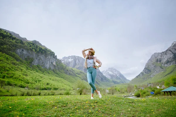 Joyful woman travel mountains — Stock Photo, Image