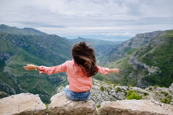 うれしそうな女性旅行山 — ストック写真