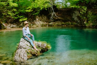 kadın dağ Göl Manzaralı sakin ol