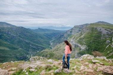 dağlarda backpacking smartphone kadınla