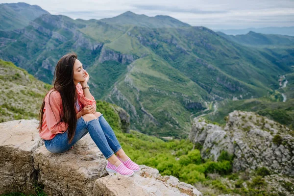 Kadın dinlenmek ve dağlarda hayal — Stok fotoğraf