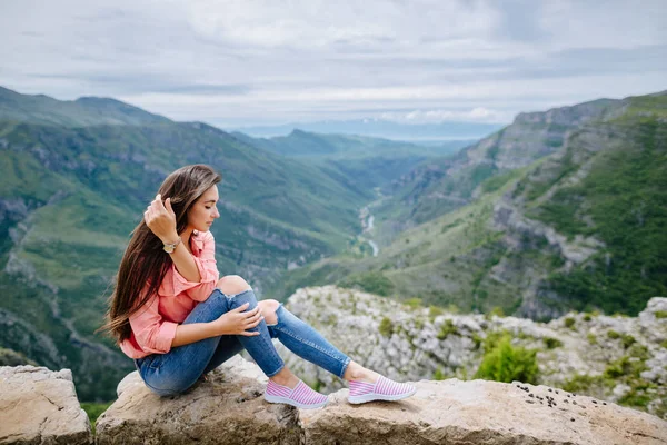 Жінка розслабляється і мріє в горах — стокове фото