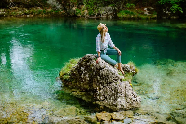 Kadın dağ Göl Manzaralı sakin ol — Stok fotoğraf
