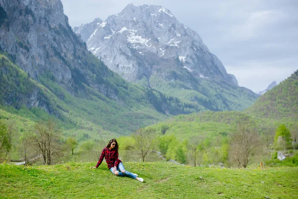 Жінка подорожує горами в повсякденному одязі — стокове фото