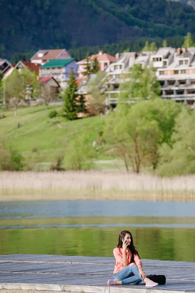 Dağlarda backpacking smartphone kadınla — Stok fotoğraf
