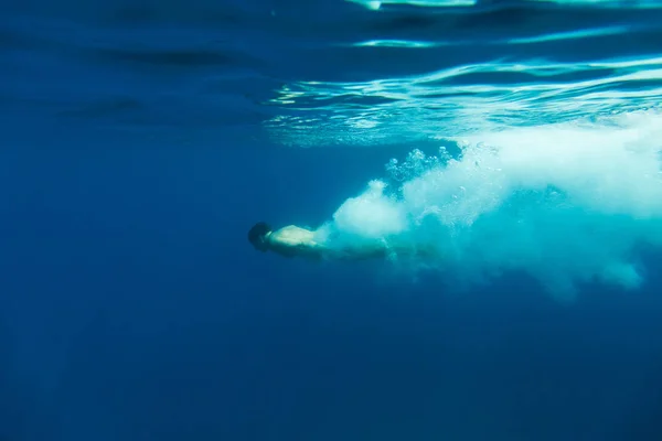 Man dive underwater — Stock Photo, Image