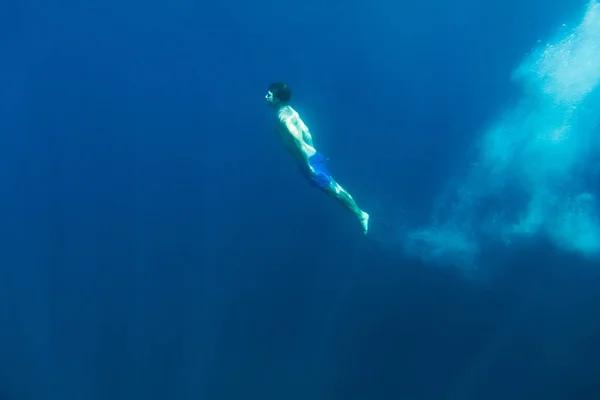 Homem mergulho subaquático — Fotografia de Stock