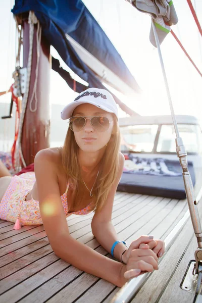 Mujer de lujo yate en el mar al atardecer —  Fotos de Stock