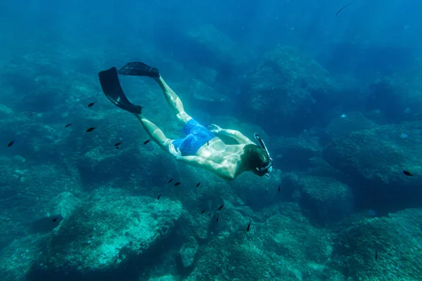 Człowiek pływać pod wodą w snorkel — Zdjęcie stockowe