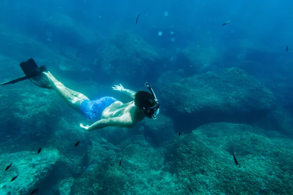 Człowiek pływać pod wodą w snorkel — Zdjęcie stockowe