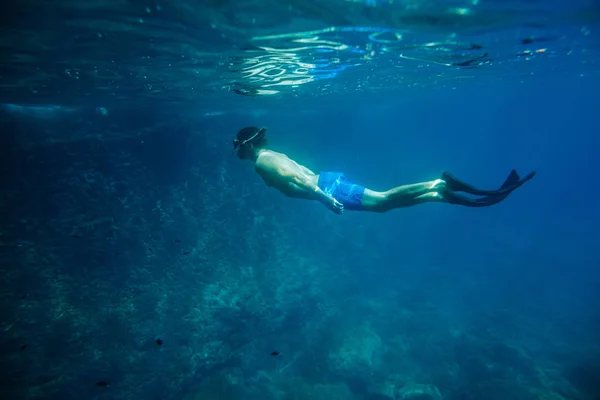 Mann schwimmt im Schnorchel unter Wasser — Stockfoto