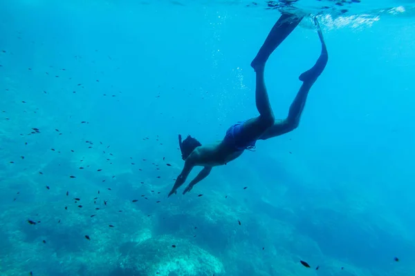 Człowiek pływać pod wodą w snorkel — Zdjęcie stockowe