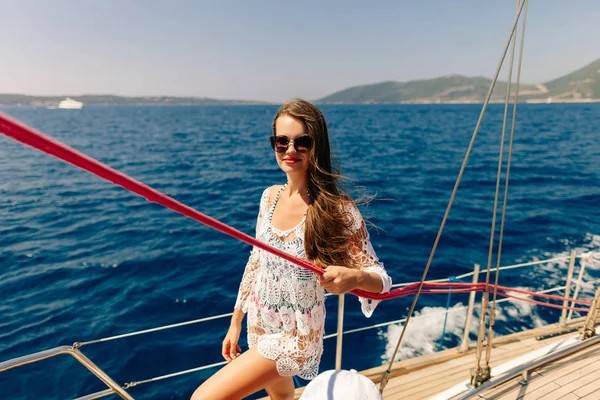 Sexy woman sail on yacht — Stock Photo, Image