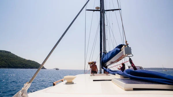 Jachtverhuur in zee met prachtig uitzicht — Stockfoto