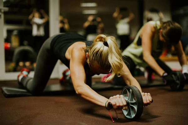 Entrenamiento en grupo crossfit — Foto de Stock