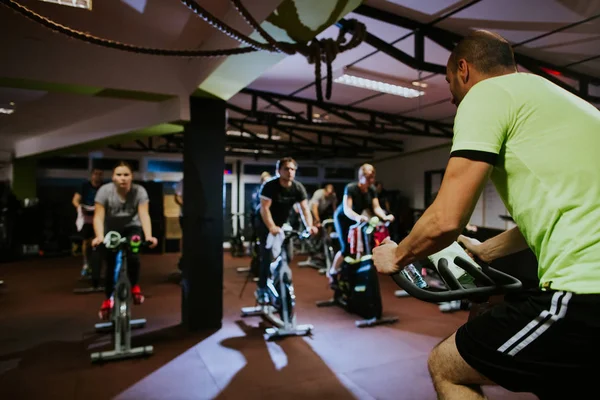 Clase de ciclismo en interiores —  Fotos de Stock