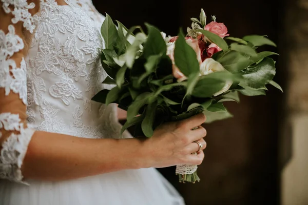 Noiva Segurando Buquê Casamento Momento Sincero Estilo Arte — Fotografia de Stock