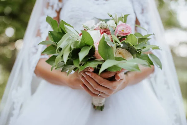 結婚式のブーケを持って花嫁 アート スタイルで率直な瞬間 — ストック写真