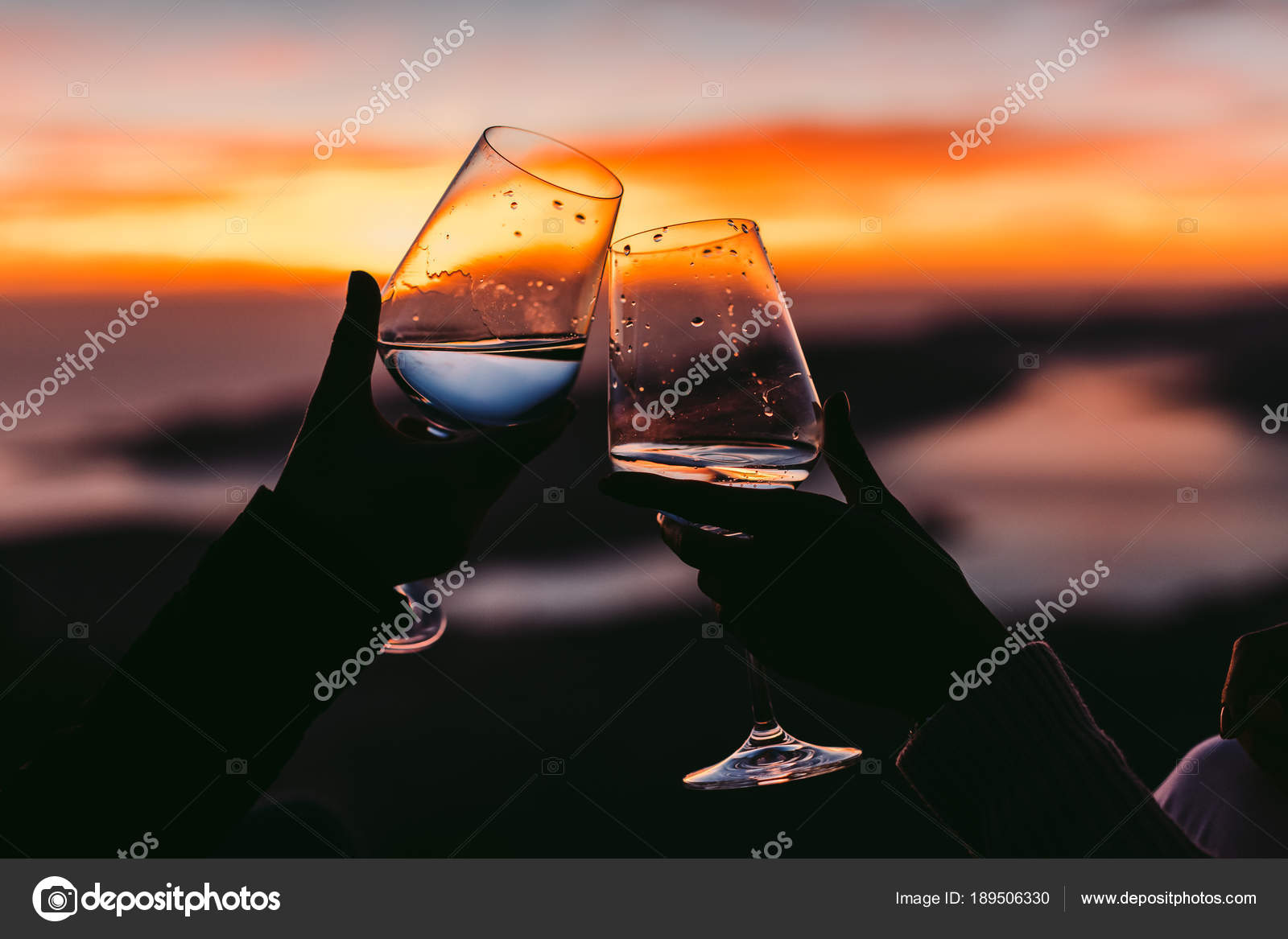 Female Hands Holding Wine Glasses Sunset Beautiful View — Stock