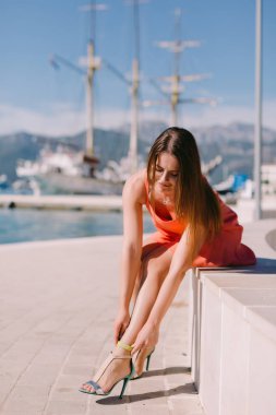 yüksek topuklu giyen kumsalda seksi kadın