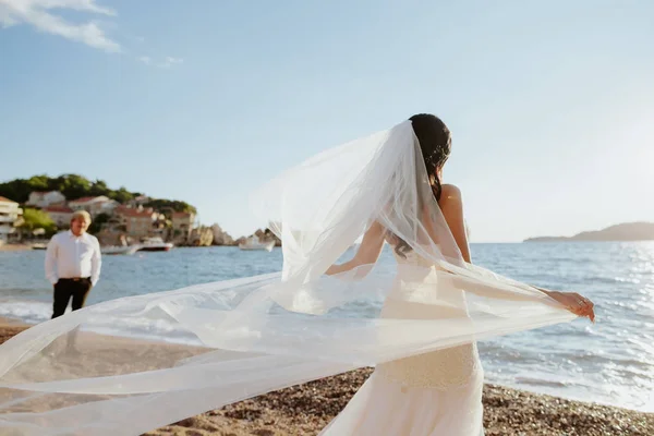 Noiva Belo Vestido Praia Com Vista Para Mar — Fotografia de Stock