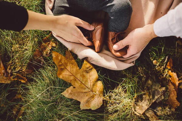 Отец Мать Держат Ноги Ребенка Близко Осенние Листья Фона Вид — стоковое фото